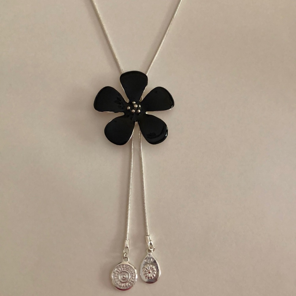Floral pendant necklace